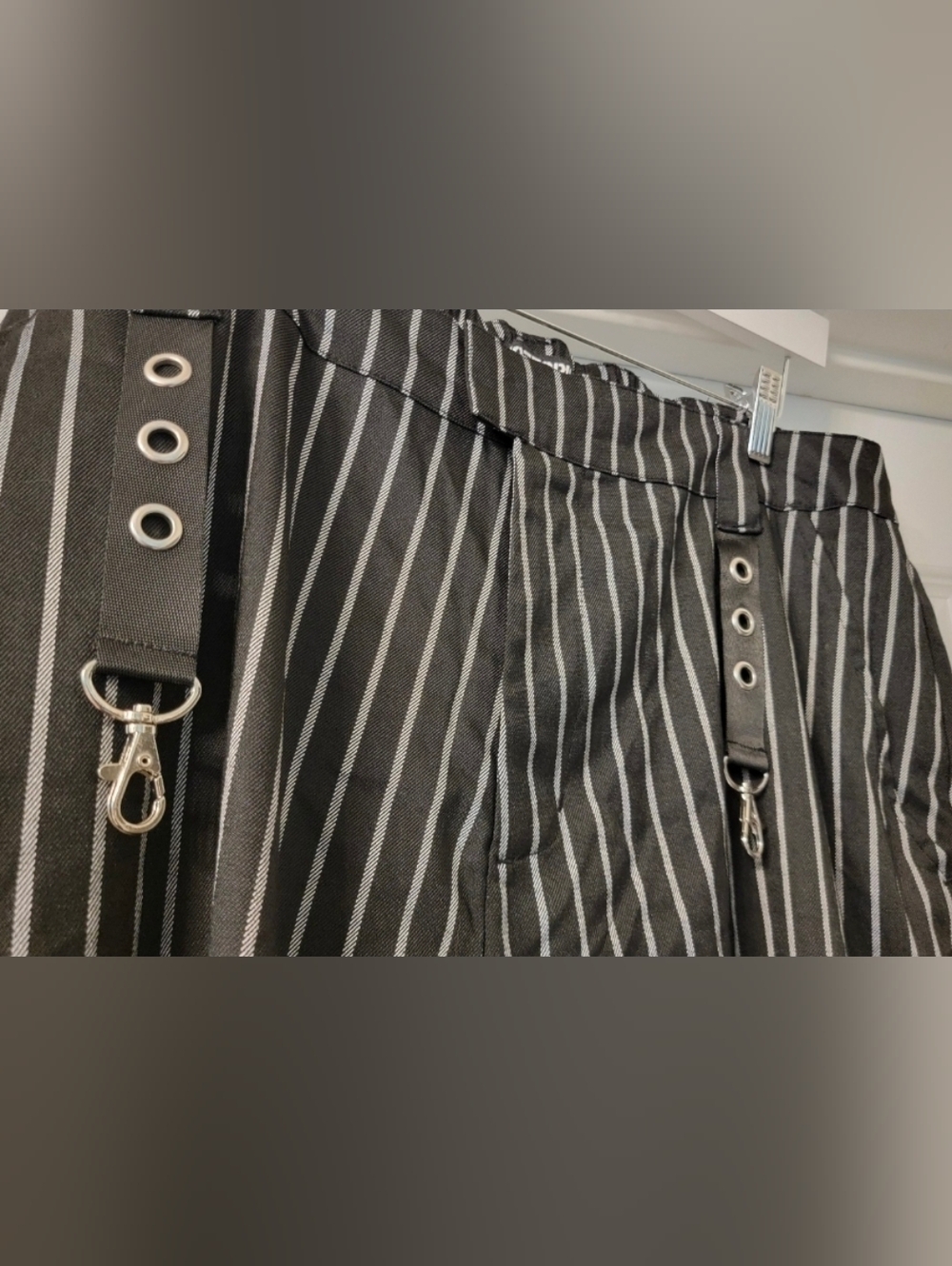 NWOT Hot Topic Black White Pinstripe Wide Leg Pants WITHOUT CHAINS Size 2X - Picture 3 of 5
